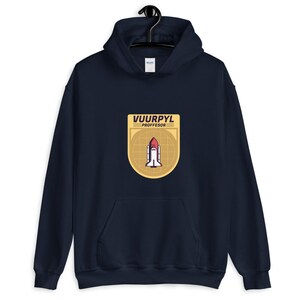 K&ouml;nnte beinhalten: Dunkelblauer Hoodie mit einem gelben Patch, auf dem ein Raumschiff und der Text "VUURPYL PROFESSOR" abgebildet sind.