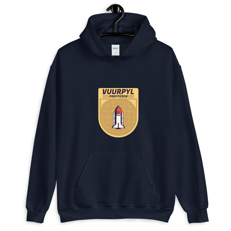 K&ouml;nnte beinhalten: Dunkelblauer Hoodie mit einem gelben Patch, auf dem ein Raumschiff und der Text "VUURPYL PROFESSOR" abgebildet sind.