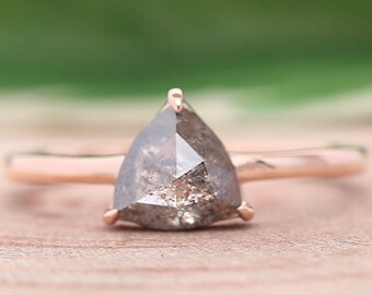 Anel de diamante Trillion Salt and Pepper: anel de noivado em ouro 14k
