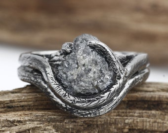 Diamanten ring met rauw zout en peper, rustieke takband, trouwring biologisch takje