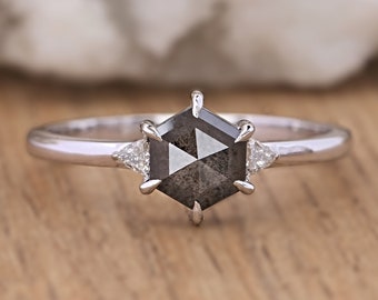 Anillo de compromiso de oro blanco de 14 quilates con diamantes y sal y pimienta hexagonales. Regalo ideal para ella.