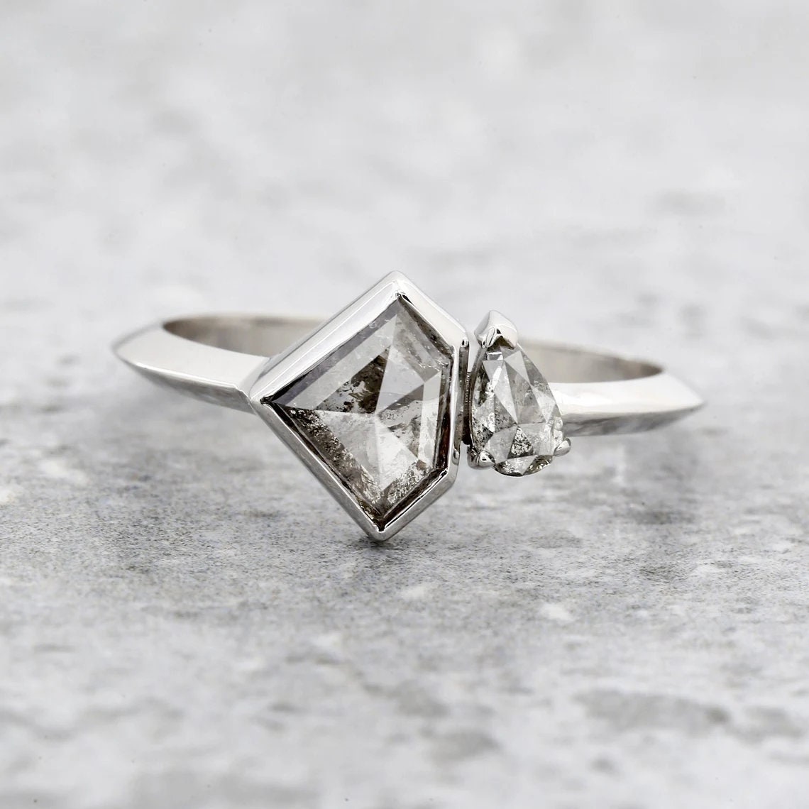 Anel de noivado com diamantes Sal e Pimenta: Anel com aro em ouro branco 14K e pera trilhão