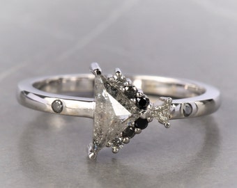 Anel de diamante Sal e Pimenta: Anel de aniversário em ouro branco 14k com corte triangular
