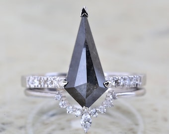 Anillo de compromiso de oro blanco de 14 quilates con diamantes de sal y pimienta.