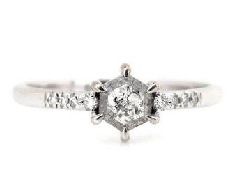 Anillo de compromiso con diamantes hexagonales en oro blanco de 14 quilates.