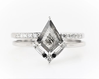 Anillo de diamantes sal y pimienta con corte de cometa: anillo de compromiso único en oro blanco