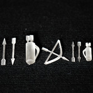 Puede incluir: Un conjunto de equipo de tiro con arco de juguete de plástico blanco, que incluye un arco, flechas y un carcaj.