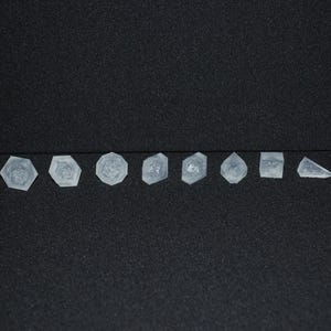 Dados maestros de geoda de cristal en blanco