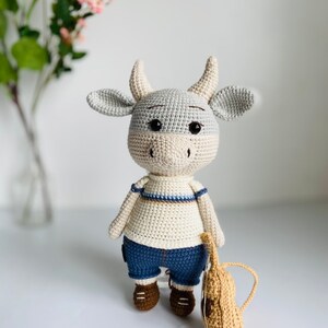 ZIN el búfalo vietnamita / muñeca Bull / muñeca Amigurumi / Regalo para niña / Linda muñeca de ganchillo / Muñeca hecha a mano imagen 2