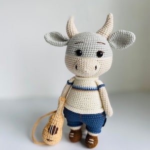 ZIN el búfalo vietnamita / muñeca Bull / muñeca Amigurumi / Regalo para niña / Linda muñeca de ganchillo / Muñeca hecha a mano imagen 3