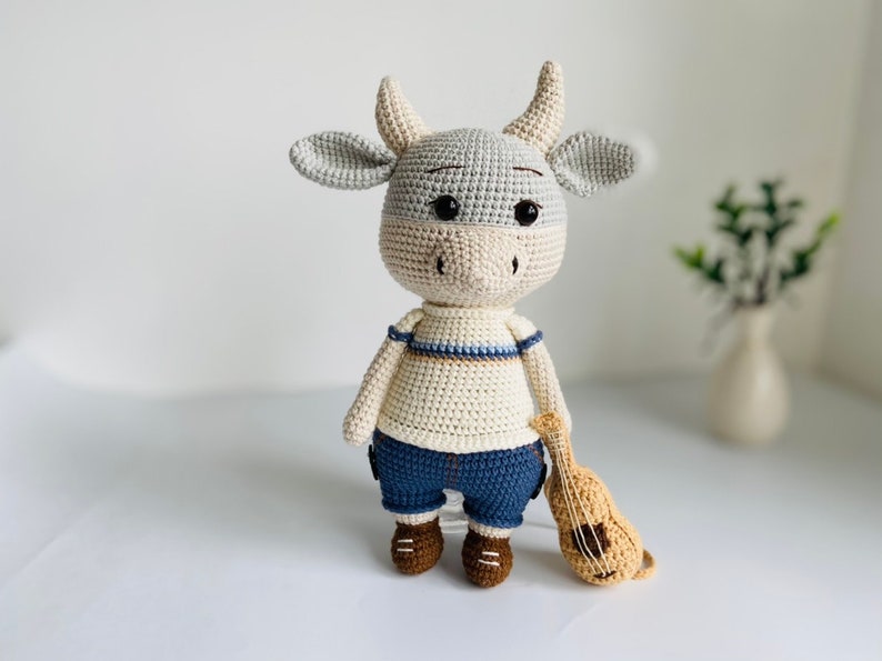 ZIN el búfalo vietnamita / muñeca Bull / muñeca Amigurumi / Regalo para niña / Linda muñeca de ganchillo / Muñeca hecha a mano imagen 1