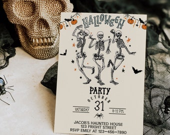 Könnte beinhalten: Cremefarbene Halloween-Party-Einladung mit tanzenden Skeletten, Kürbissen und Fledermäusen. Der Text lautet "Halloween Party October 31" mit Uhrzeit und Ort der Party. Schwarze und orangefarbene Grafiken.