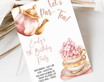 Könnte beinhalten: Eine rosafarbene und goldene Einladung zu einer Teeparty mit einer Aquarell-Illustration einer Teekanne und einem Stapel Teetassen. Der Text lautet "Let's Par-Tea! Emily's 5th Birthday Party" und enthält Details zur Party, einschließlich Datum, Uhrzeit, Ort und RSVP-Informationen.