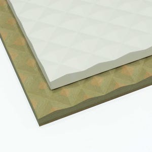 Puede incluir: Dos paneles texturizados con patrones geométricos. Uno es blanco, el otro verde oliva con detalles beige. Los paneles tienen un patrón de diamantes repetido, creando un efecto tridimensional. Los paneles están superpuestos, mostrando sus colores y texturas contrastantes.