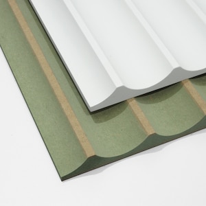 Puede incluir: Dos piezas de panelado de pared decorativo. El panel superior es blanco con un dise&ntilde;o ondulado y acanalado. El panel inferior es verde con un dise&ntilde;o ondulado y acanalado y rayas marrones.