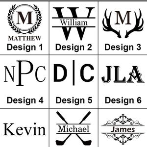 Op de afbeelding: Negen verschillende ontwerpmogelijkheden voor een gepersonaliseerd monogram. Ontwerpen omvatten een krans, geweien, een golfclub en een schrijfletter. De tekst "Design 1" tot "Design 9" wordt onder elk ontwerp weergegeven.