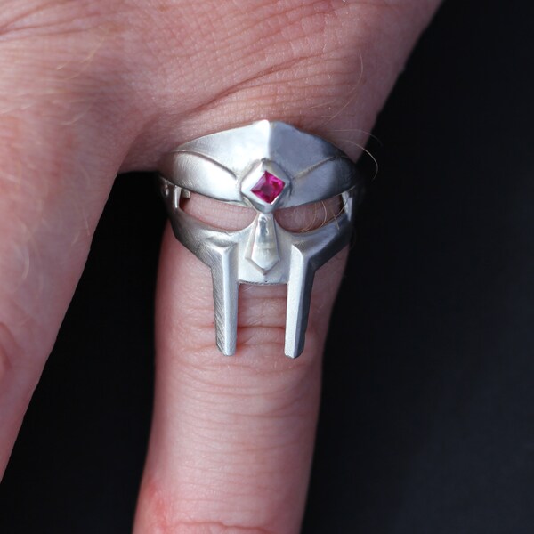 Bague MF DOOM en argent sterling sertie d'une déchirure rap hip-hop rubis carré