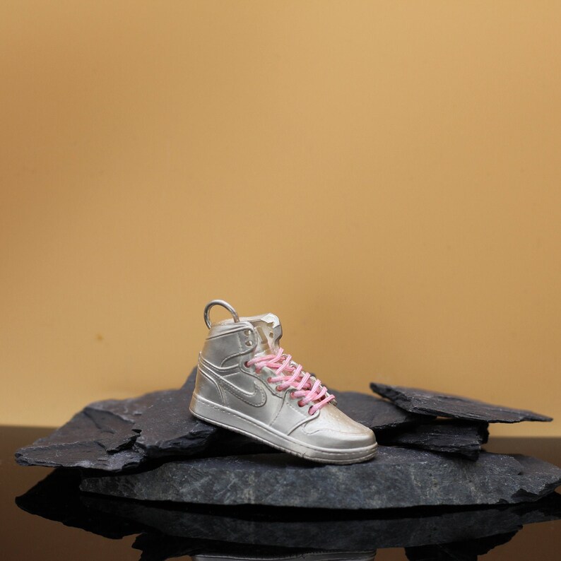 Ciondolo da collezione Nike Air Jordan 1 con lacci alti in | Etsy Italia
