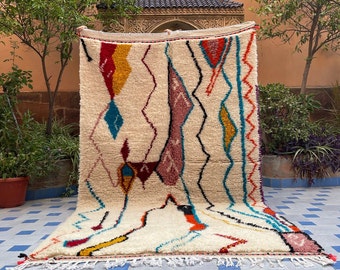 marocain fait main aux couleurs vives et aux motifs géométriques | Tapis au design berbère aux couleurs vives pour une élégance authentique.