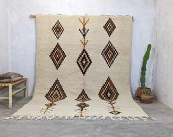 Jaune tapis marocain berbère en laine, tapis fait main coloré abstrait .