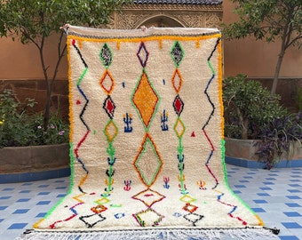 tapis marocain fait main à motifs géométriques colorés pour une touche artistique | tapis marocains au design berbère amazigh vivant.