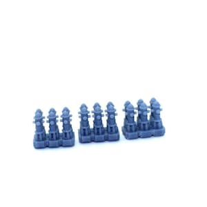 Op de afbeelding: Een set van 15 miniatuur grijze plastic brandkranen. De brandkranen zijn gerangschikt in drie rijen van vijf.