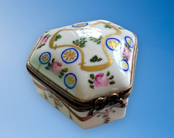 VINTAGE LIMOGES France Floral Hand-painted Porcelain Trinket BOX Signed