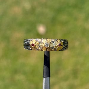 Anillo artesanal de oro de 18k y plata 925 con diamantes naturales y rubíes - Anillo artesanal de metal mixto texturizado, joyería llamativa, talla estadounidense 10 / 60C