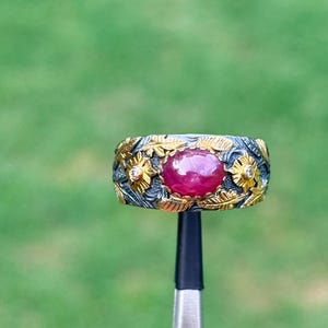 Anello artigianale in oro 18 carati e argento 925 con cabochon di rubino e diamanti - Anello a tre pietre in metallo misto, misura US 7.3 / 77C