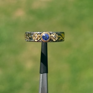 Anillo de zafiro azul hecho a mano en oro de 18k y plata 925, alianza llamativa con zafiro natural y diamantes, anillo artesanal bicolor con diseño de volutas, talla 5.75 / 15