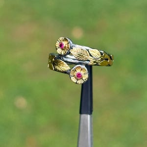 Anillo de rubí de dos piedras, hecho a mano en oro de 18k y plata 925, con diseño floral doble tallado a mano por un artesano, joyería de rubí en metales mixtos / 88C