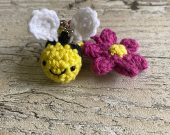 Portachiavi mini ape e fiore con motivo all'uncinetto.