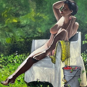 Peut inclure: Une peinture à l'huile représentant une personne assise sur une chaise blanche dans un jardin verdoyant. La personne a les cheveux courts et foncés, est nue et tient une cerise rouge. Un tissu jaune à motifs recouvre la chaise et un seau en métal rempli de cerises rouges est posé à proximité.