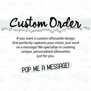 K&ouml;nnte beinhalten: Ein wei&szlig;er Ziegelwandhintergrund mit einem zerrissenen St&uuml;ck Papier mit dem Text "Custom Order" in Schwarz. Der Text darunter lautet "Wenn Sie ein individuelles Silhouette-Design w&uuml;nschen, das Ihre Vision perfekt einf&auml;ngt, senden Sie uns einfach eine Nachricht! Wir sind spezialisiert auf die Erstellung einzigartiger, personalisierter Silhouetten nur f&uuml;r Sie." Der Text "POP ME A MESSAGE!" befindet sich in einem wei&szlig;en Kasten mit schwarzem Rand.