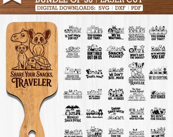 Può includere: Un tagliere in legno con manico, con un design tagliato al laser di animali e la scritta "Share Your Snacks, Traveler". L'immagine include anche 30 disegni scaricabili digitalmente con frasi a tema animale.