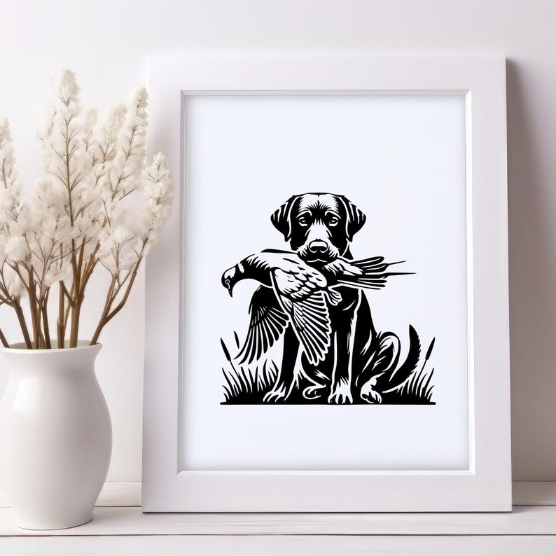 K&ouml;nnte beinhalten: Schwarzwei&szlig;-Illustration eines Labrador-Retriever-Hundes, der einen Fasan im Maul h&auml;lt. Der Hund sitzt auf einer grasbewachsenen Wiese.