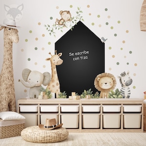 Puede incluir: Un conjunto de calcomanías de pared para guardería con animales de safari, una pizarra con el texto "Se escribe con tiza" y lunares decorativos. Incluye una jirafa, un elefante, un león, una cebra y un mono.