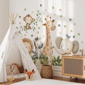 K&ouml;nnte beinhalten: Ein wei&szlig;es Tipi-Zelt mit einem braunen und wei&szlig;en L&ouml;wen, einem Zebra, einer Giraffe, einem Affen und einem Elefanten mit einem blauen Vogel auf dem Kopf. Die Tiere sind von gr&uuml;nen Bl&auml;ttern und braunen Punkten auf wei&szlig;em Hintergrund umgeben.