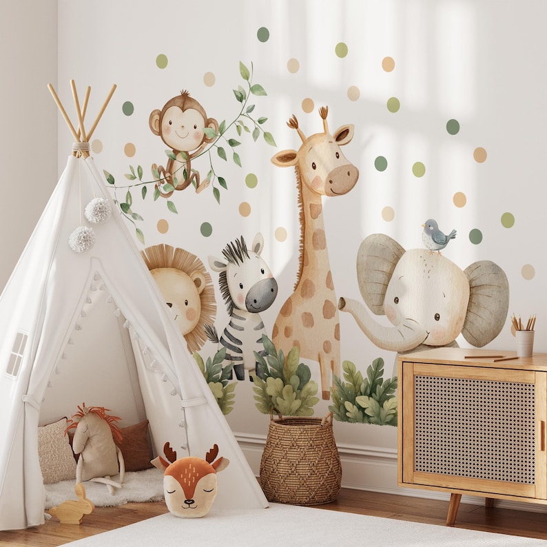 K&ouml;nnte beinhalten: Ein wei&szlig;es Tipi-Zelt mit einem braunen und wei&szlig;en L&ouml;wen, einem Zebra, einer Giraffe, einem Affen und einem Elefanten mit einem blauen Vogel auf dem Kopf. Die Tiere sind von gr&uuml;nen Bl&auml;ttern und braunen Punkten auf wei&szlig;em Hintergrund umgeben.