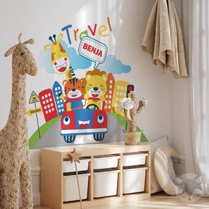Spersonalizowana naklejka ścienna dla dzieci, naklejka ścienna z motywem podróży, kolorowy mural samochodowy dla zwierząt, dekoracja z nazwą niestandardową, sztuka wycieczki dla przedszkolaków, kalkomania dla dzieci