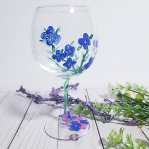 Hand painted wine glass, dinning room set, wine glass set, bridal party Tabel setting, spring flower glass set