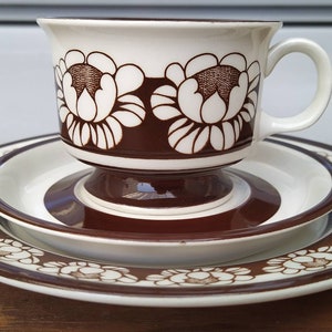 Tasse à café, soucoupe et assiette d&#39;accompagnement Katrilli Arabia Esteri Tomula Arabia Finlande