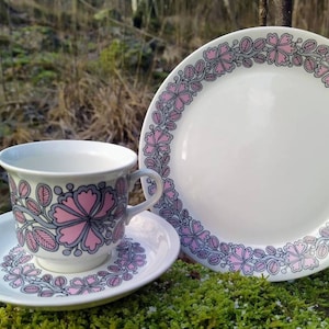 Tasse à café, soucoupe et assiette d&#39;accompagnement Esteri Esteri Esteri Tomula Arabia Finlande