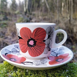 Arabia Isokukka /Big flower coffee cup  and  saucer Esteri Tomula Arabia Finland model Göran Bäck