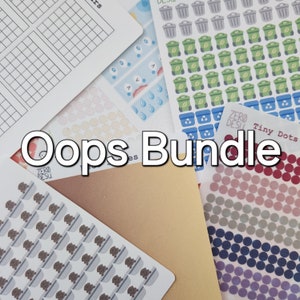 Può includere: Una collezione di adesivi colorati per planner con vari design, tra cui piccoli punti, bidoni della spazzatura e un orso. Gli adesivi sono disposti su una superficie marrone con il testo "Oops Bundle" in bianco.