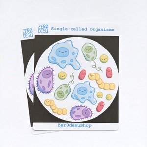 Może przedstawiać: Arkusz naklejek z różnymi uroczymi, kreskówkowymi organizmami jednokomórkowymi. Arkusz naklejek jest biały z czarną ramką i tekstem "Zero Desu Single-celled Organisms" u góry. Tekst "ZeroDesuShop" znajduje się na dole arkusza naklejek.