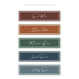 Puede incluir: Una paleta de colores de café de otoño con cinco muestras de color etiquetadas como "Spice Mix", "Brown Rust", "Mineral Green", "Limed Spruce" y "Cutty Sark".