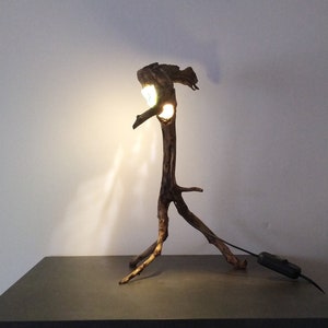 Little Devil - He, lampa ze sklepu AClast. Drift, drewno, unikat, dekoracyjny, ręcznie robiony, ręcznie robiony, wolny, stojący, łóżko, bok, stół, szkło, światło, lampa, klosz