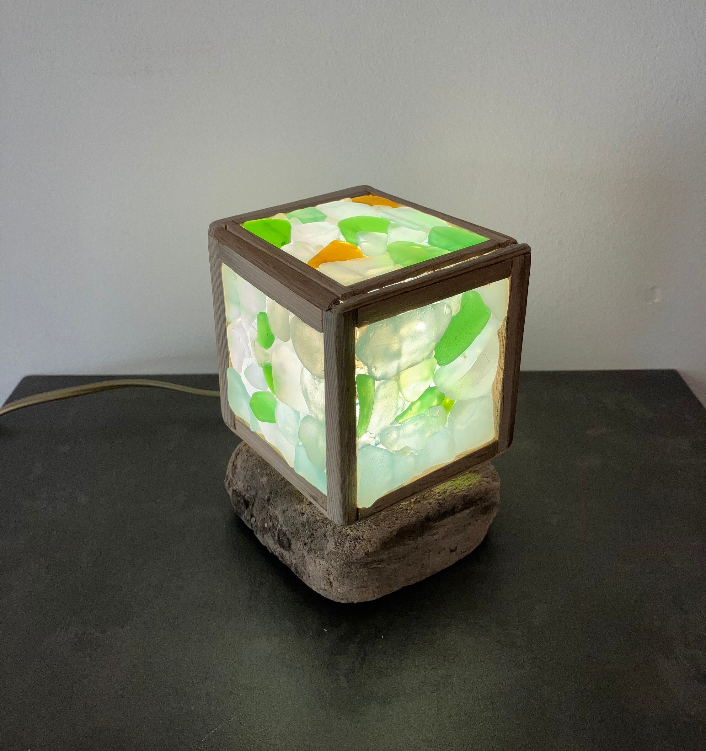 Cuby, lampe par aClast shop. Bois flotté, côtier, rustique,oeuvre d'art,unique,décoratif,fabriqué à la main,fabriqué,libre,debout,lit,côté,table,impair,bizarre,mer.