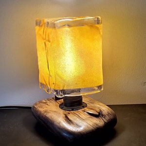 Lampa „A” od AClast. Drift, drewno, rustykalny, artystyczny, unikatowy, dekoracyjny, ręcznie robiony, ręcznie robiony, wolnostojący, łóżko, boczny, stół, podłoga, szkło, lampa, klosz.
